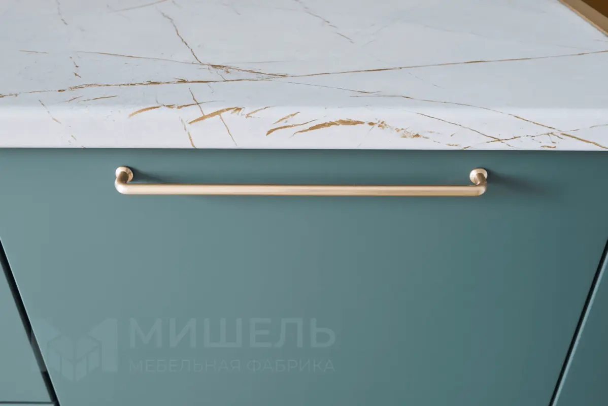 Дизайн кухни бирюзовой прямой с столешницей под мрамор