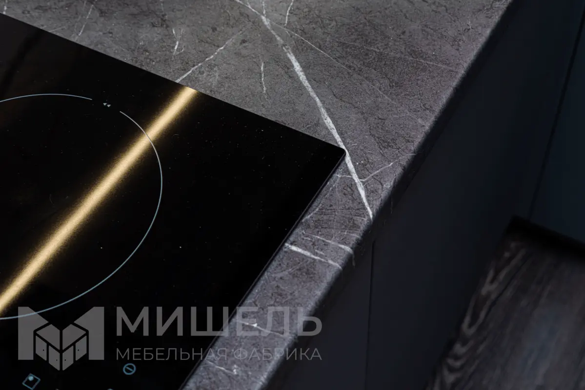 Дизайн кухни черного цвета угловой с матовыми фасадами