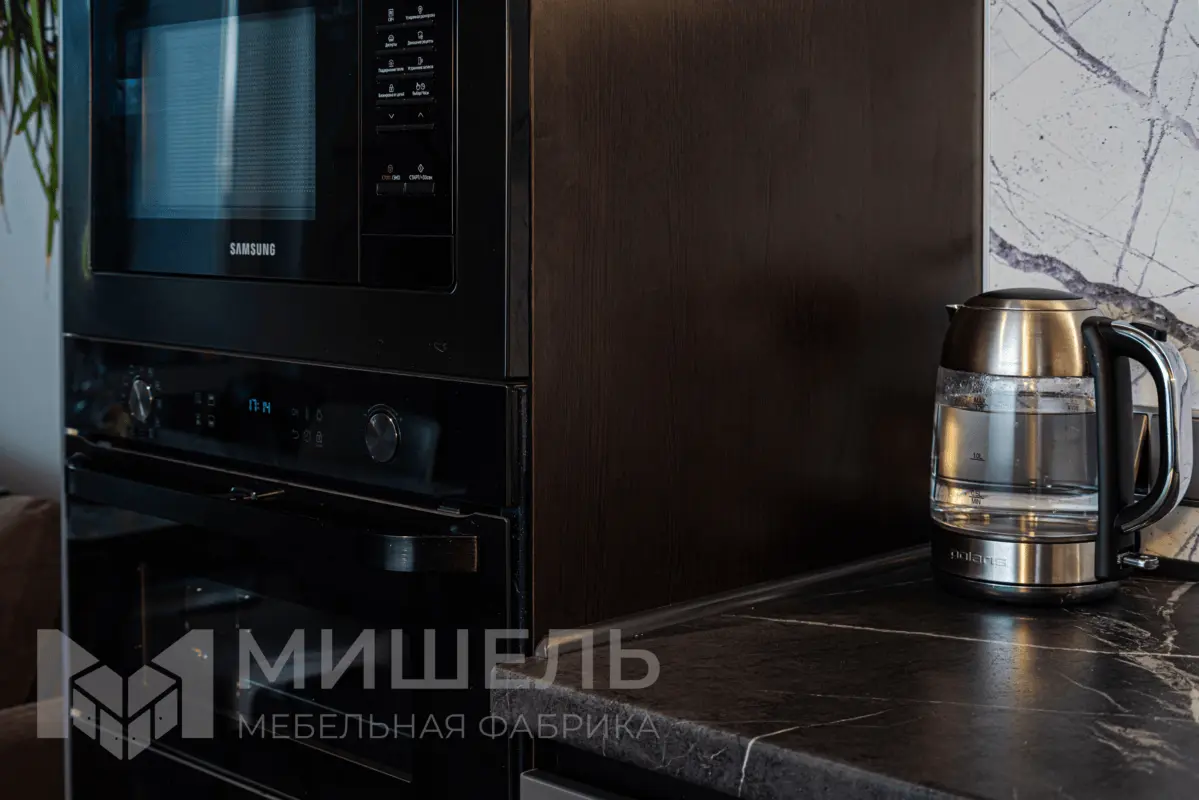 Дизайн кухни черного цвета угловой с матовыми фасадами