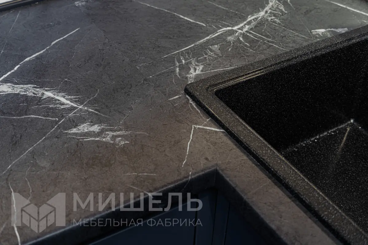 Дизайн кухни черной угловой с матовыми фасадами