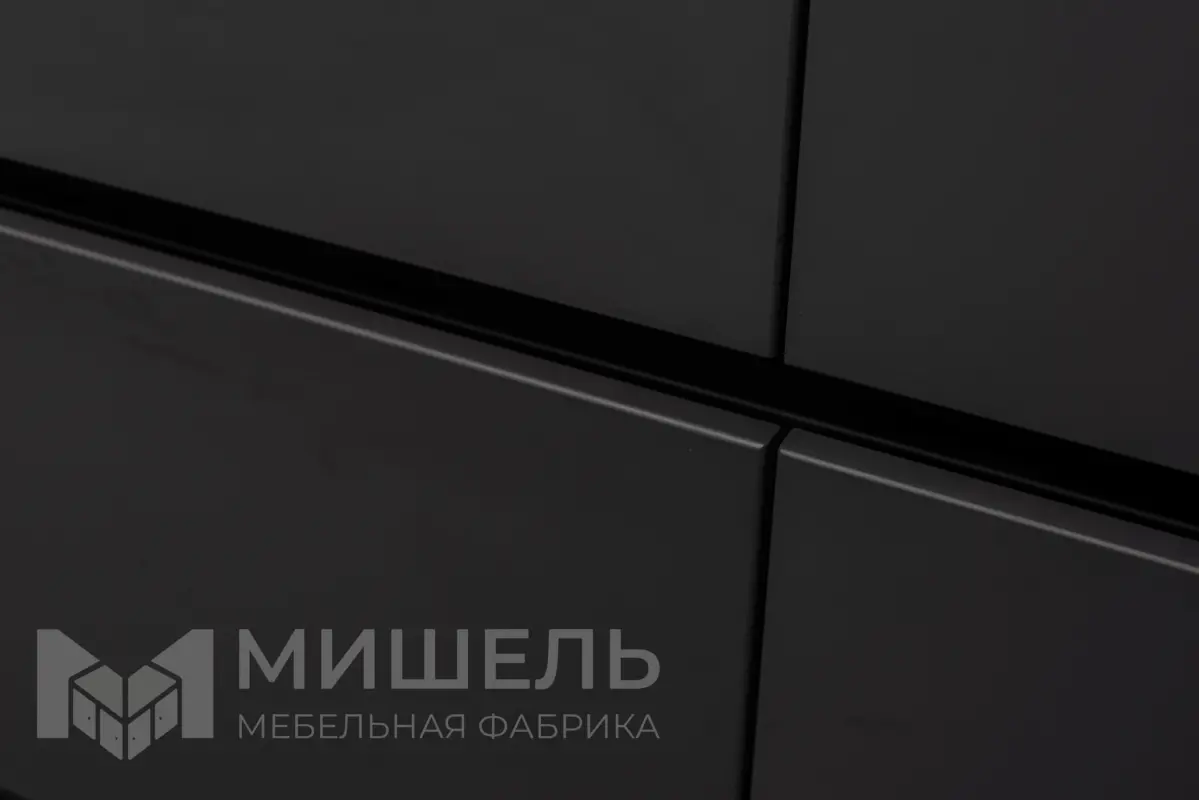 Дизайн кухни черного цвета угловой с матовыми фасадами