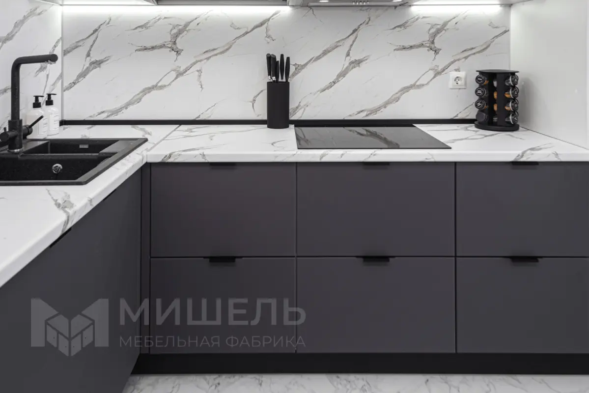 Дизайн кухни черной угловой с матовыми фасадами