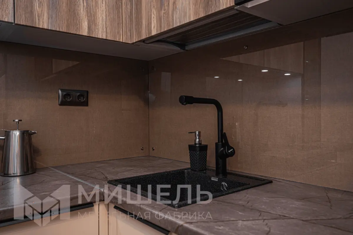 Дизайн кухни деревянной угловой с встроенной техникой