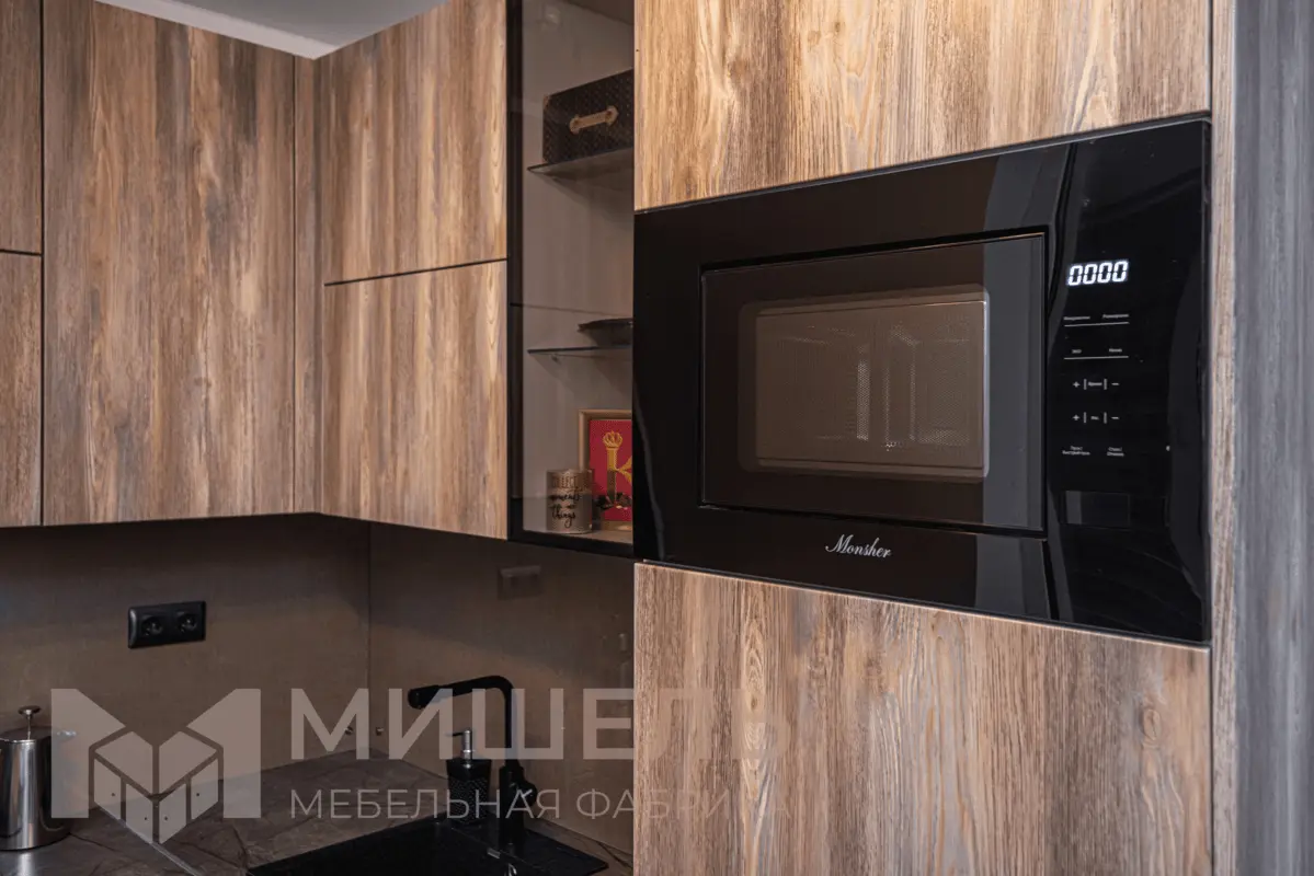 Дизайн кухни деревянной угловой с столешницей под камень