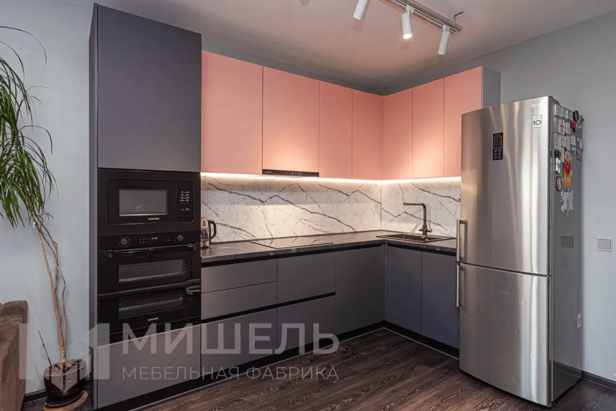 Дизайн кухни серой угловой с подсветкой