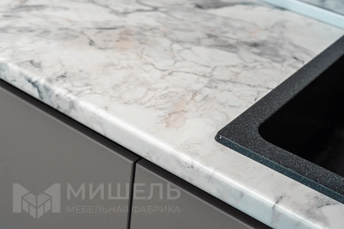 Дизайн кухни бежевой прямой с столешницей под камень