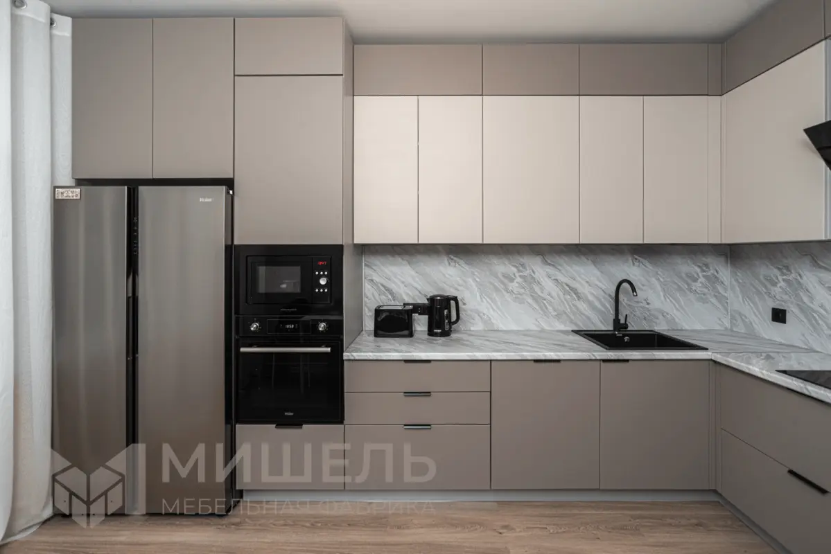 Дизайн кухни бежевой угловой с столешницей под камень