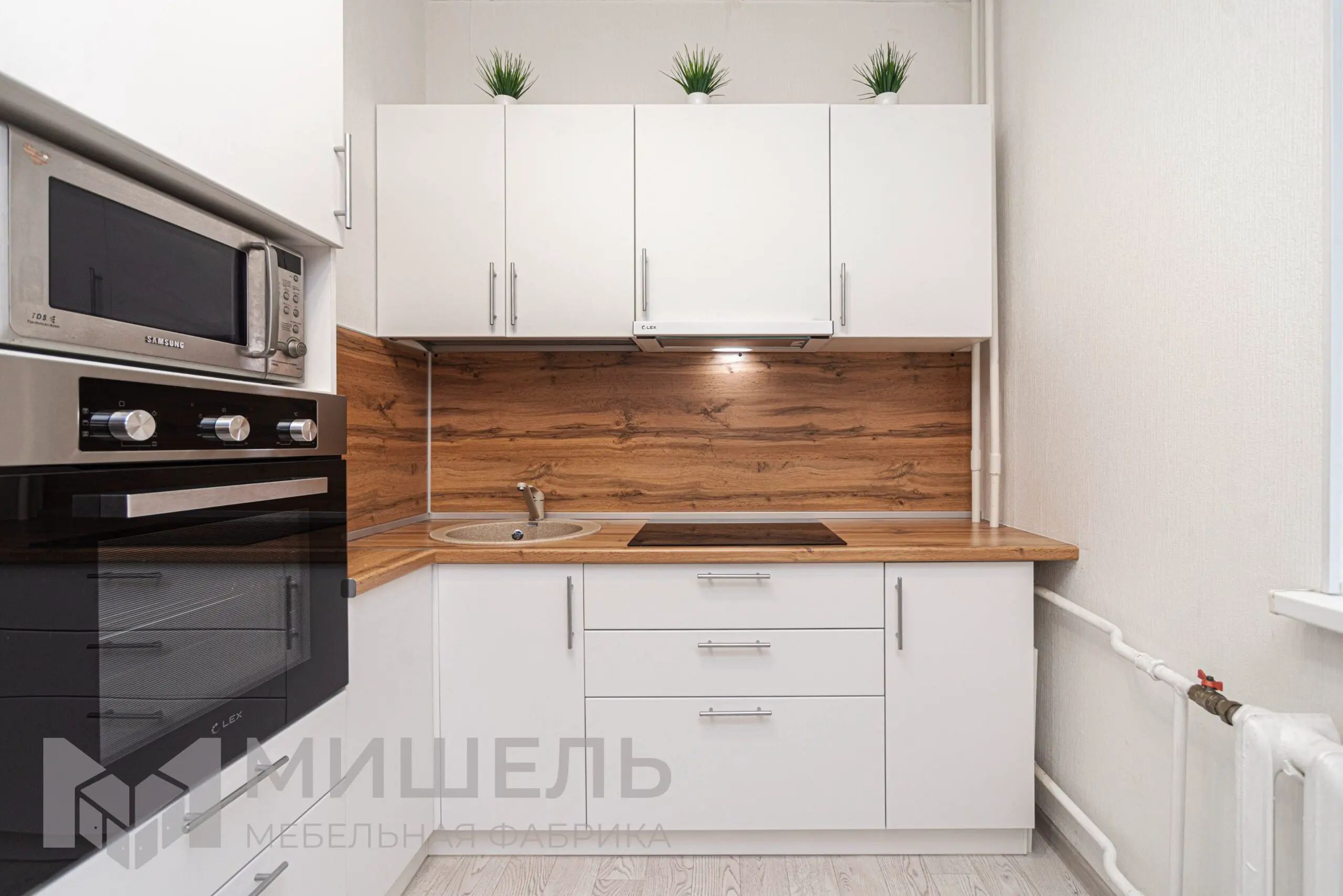 Дизайн кухни белого цвета угловой с матовыми фасадами
