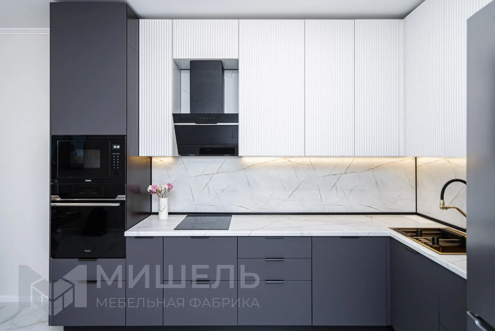 Дизайн кухни темно серой угловой с встроенной техникой
