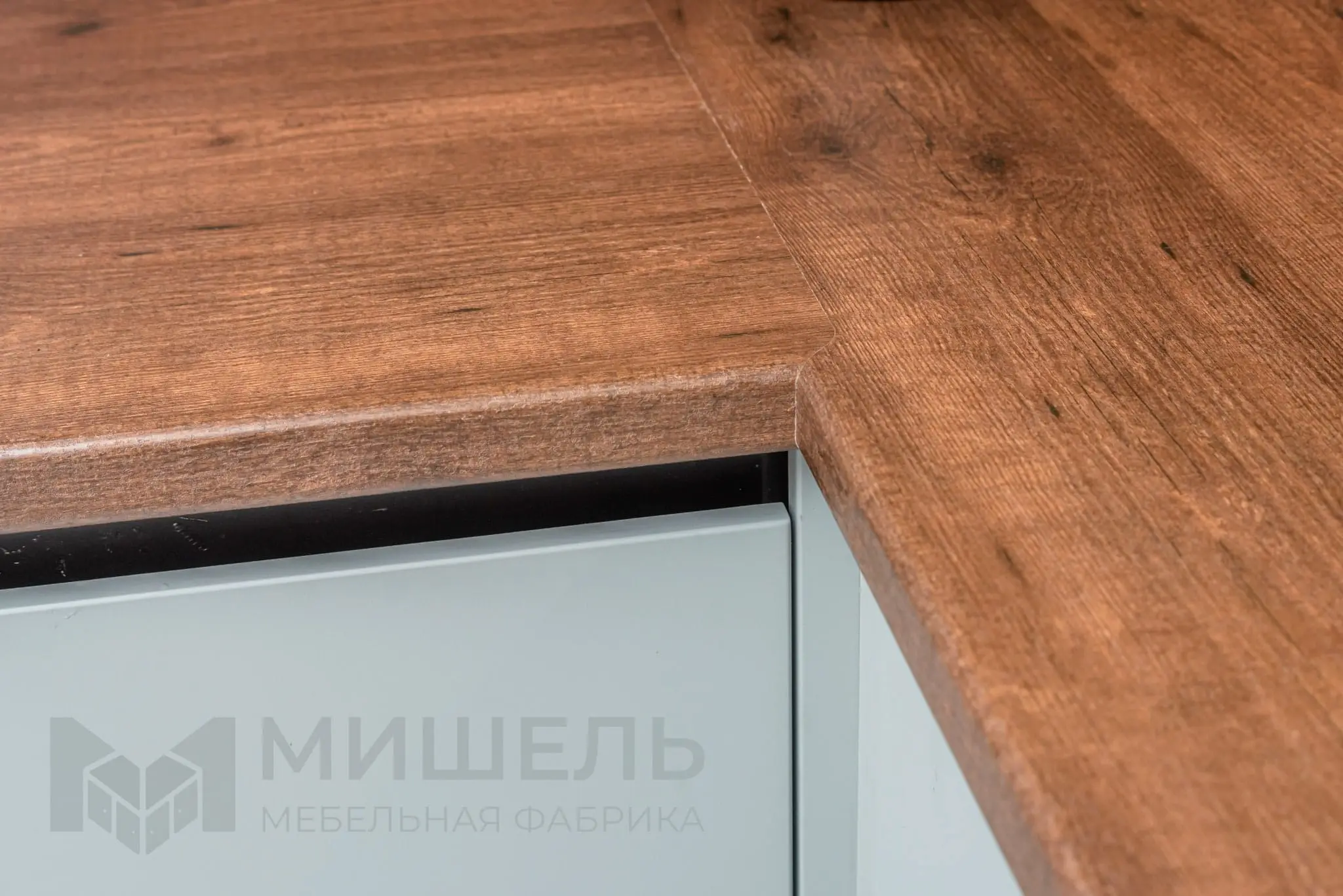 Дизайн кухни бирюзовой угловой с встроенной техникой