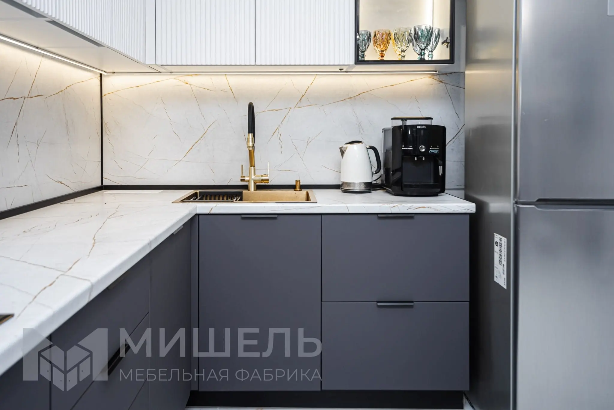 Дизайн кухни темно серой угловой с белыми фасадами