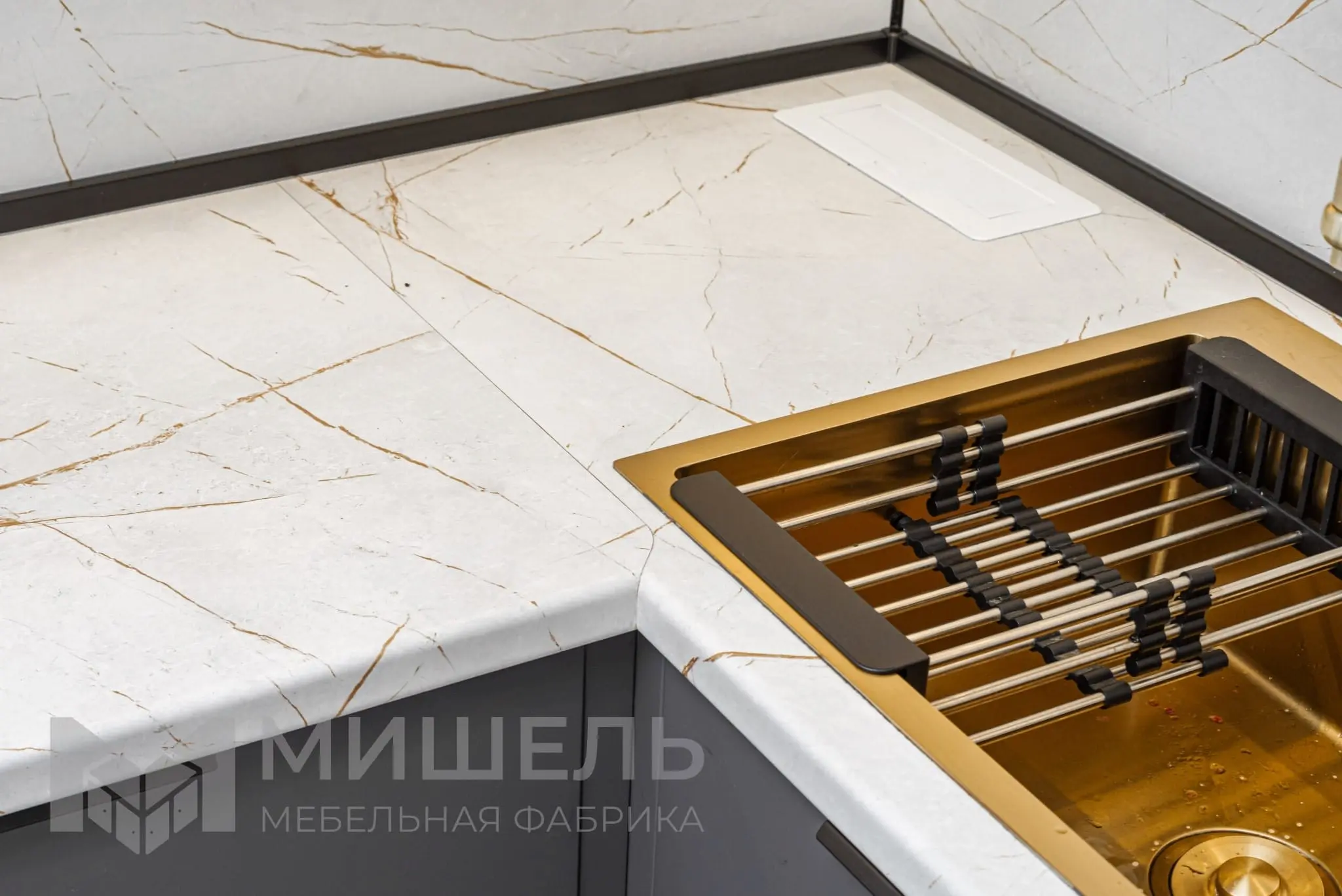Дизайн кухни темно серой угловой с белыми фасадами