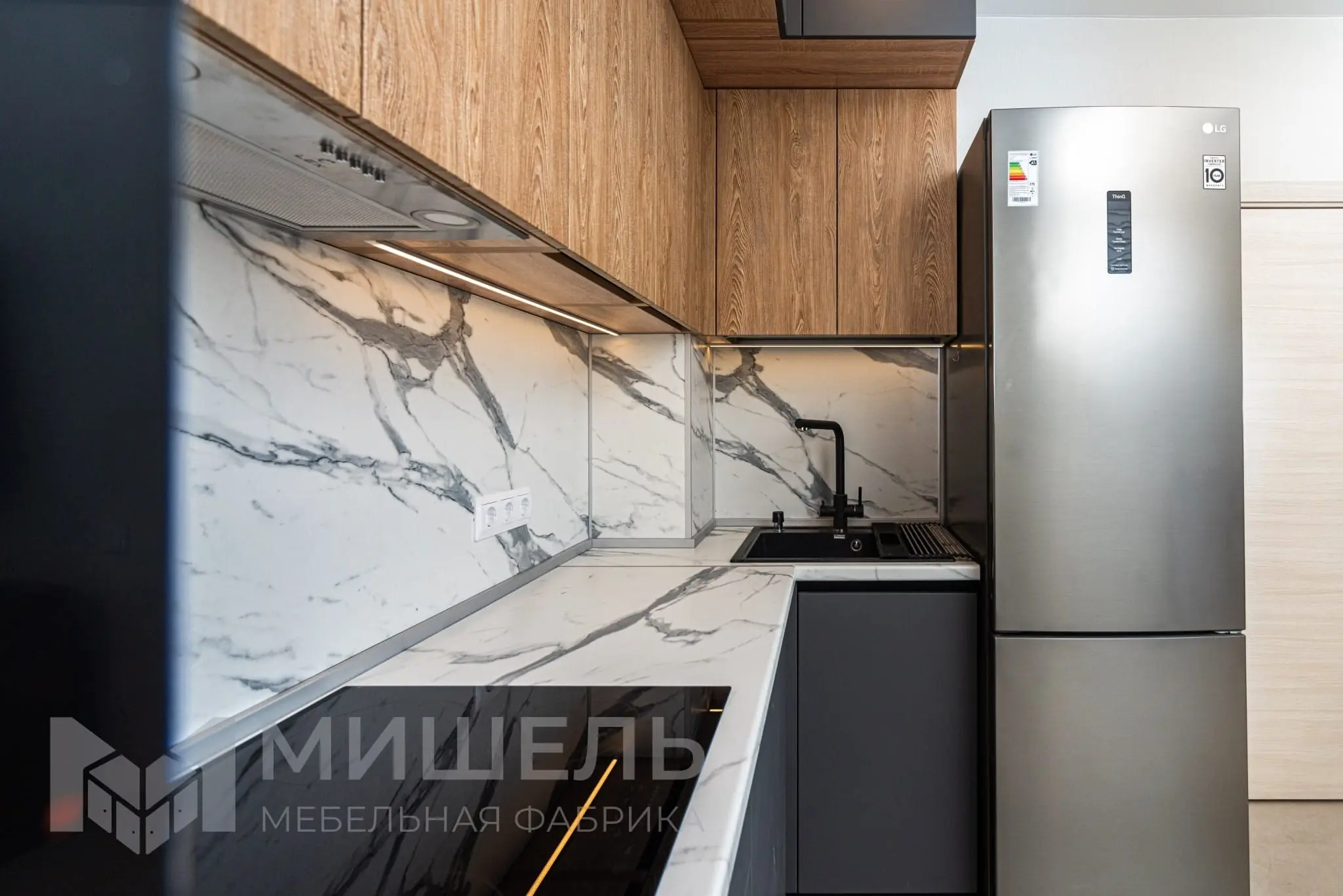Дизайн кухни черной угловой с мраморной столешницей