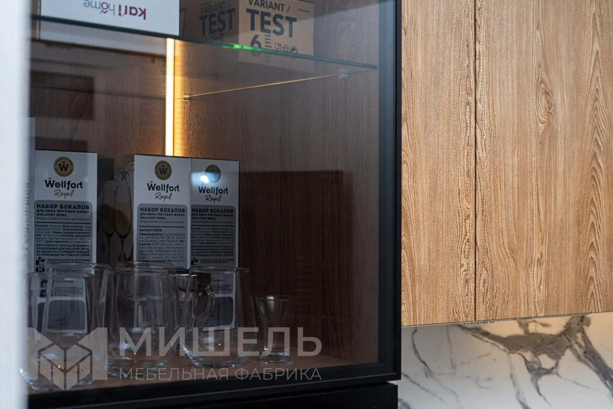 Дизайн кухни черной угловой с мраморной столешницей