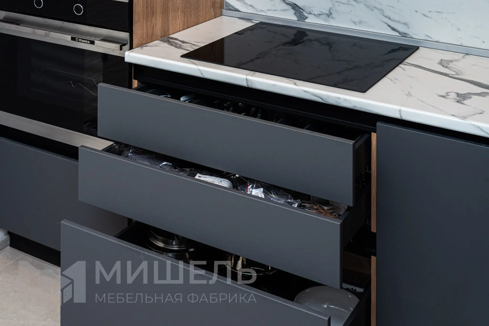 Дизайн кухни черной угловой с мраморной столешницей