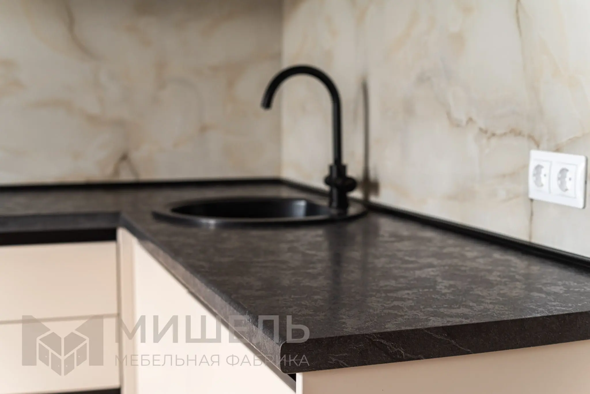 Дизайн кухни бежевой угловой с подсветкой