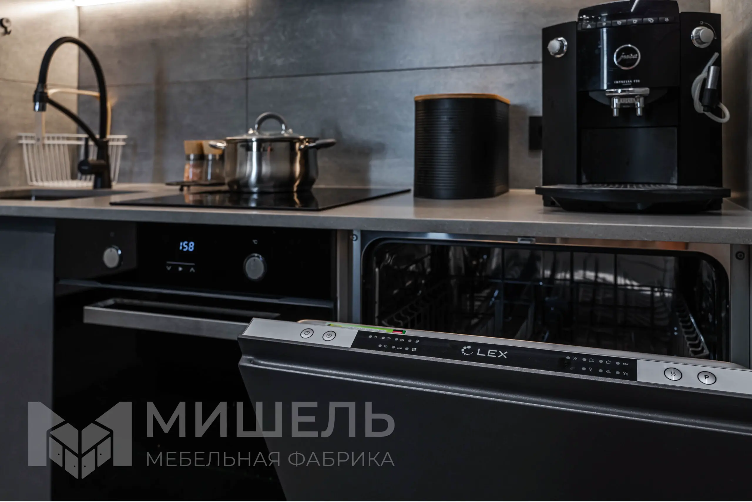 Дизайн кухни серой прямой с встроенными шкафами