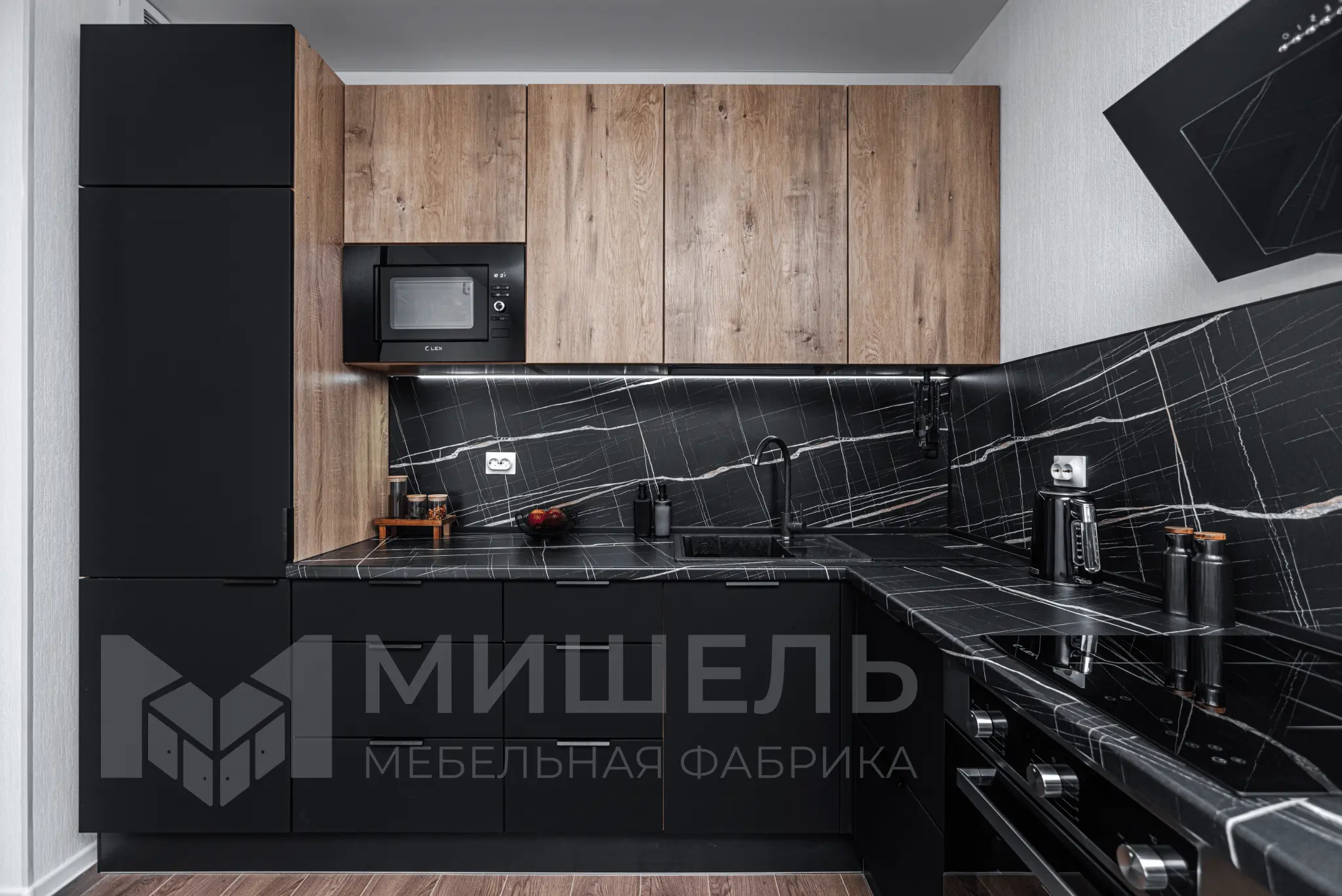 Дизайн кухни черной угловой с черной столешницей