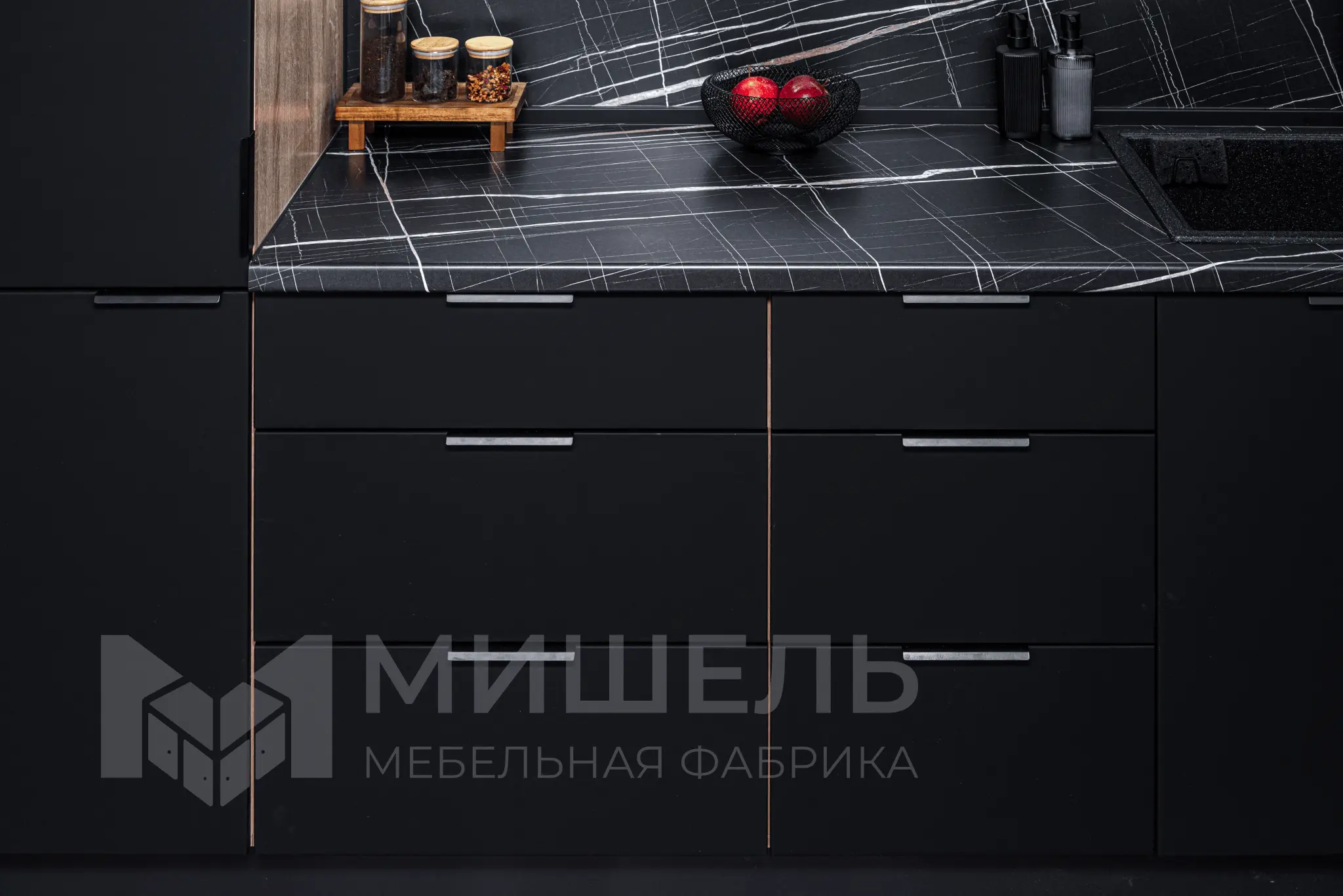 Дизайн кухни черной угловой с черной столешницей