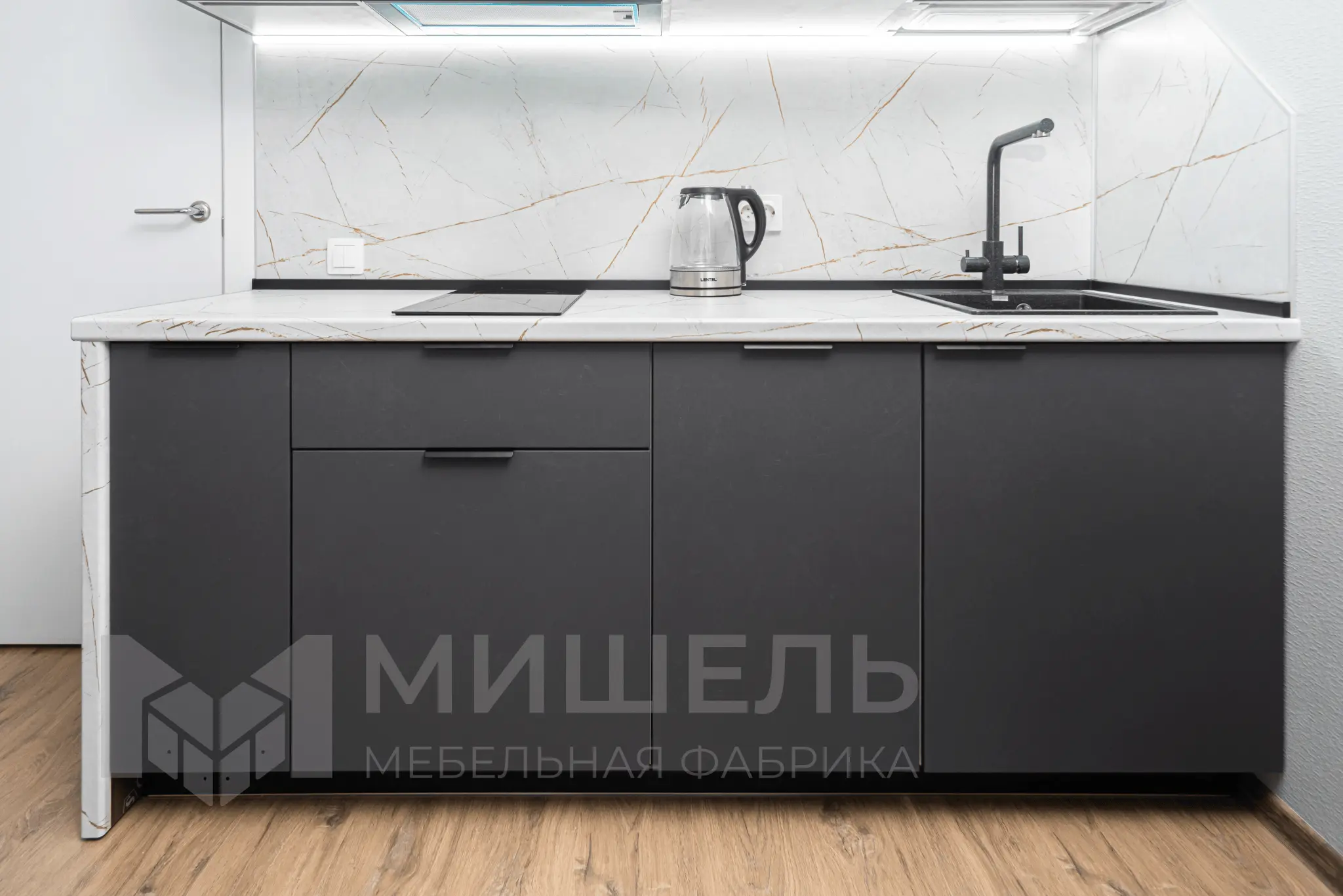 Дизайн кухни черной прямой с матовыми фасадами