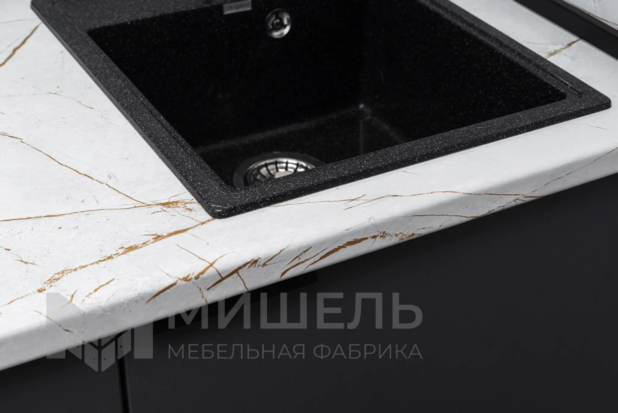 Дизайн кухни черной прямой с матовыми фасадами