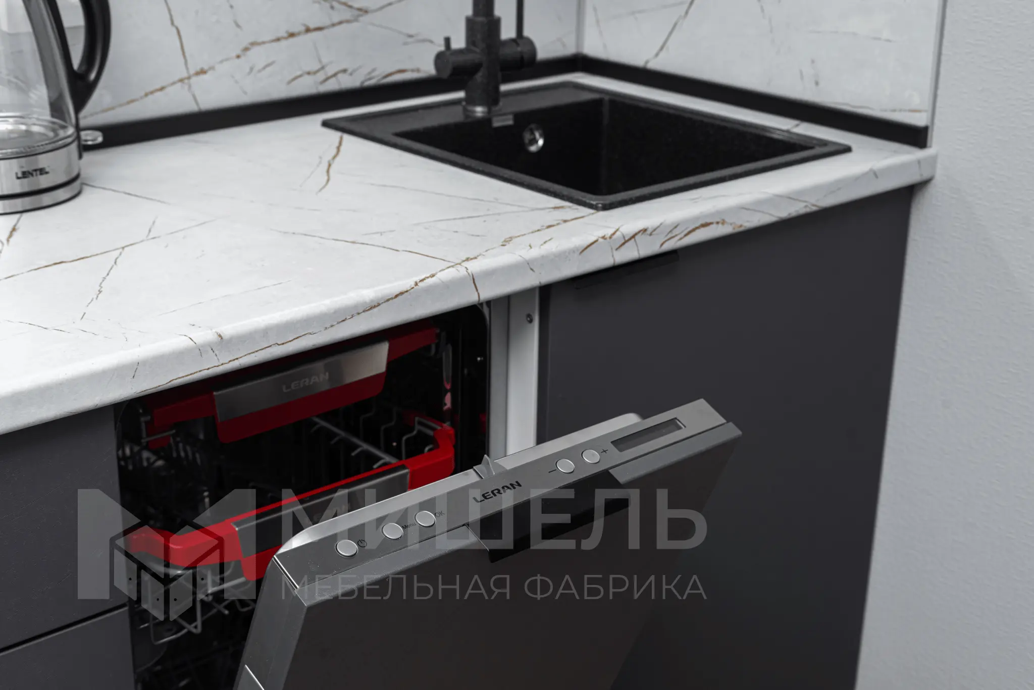 Дизайн кухни черной прямой с матовыми фасадами