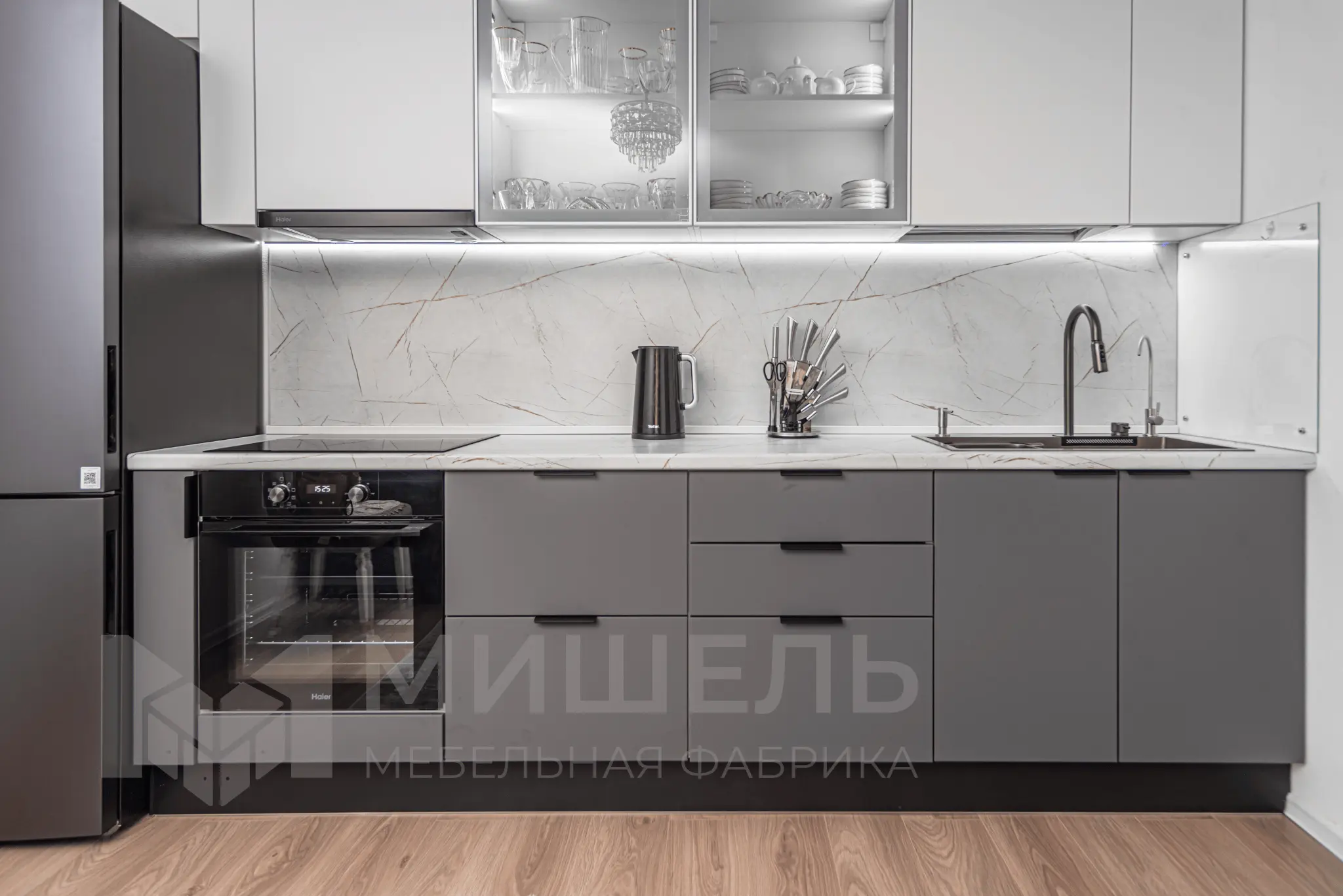 Дизайн кухни серой прямой с светлыми шкафами