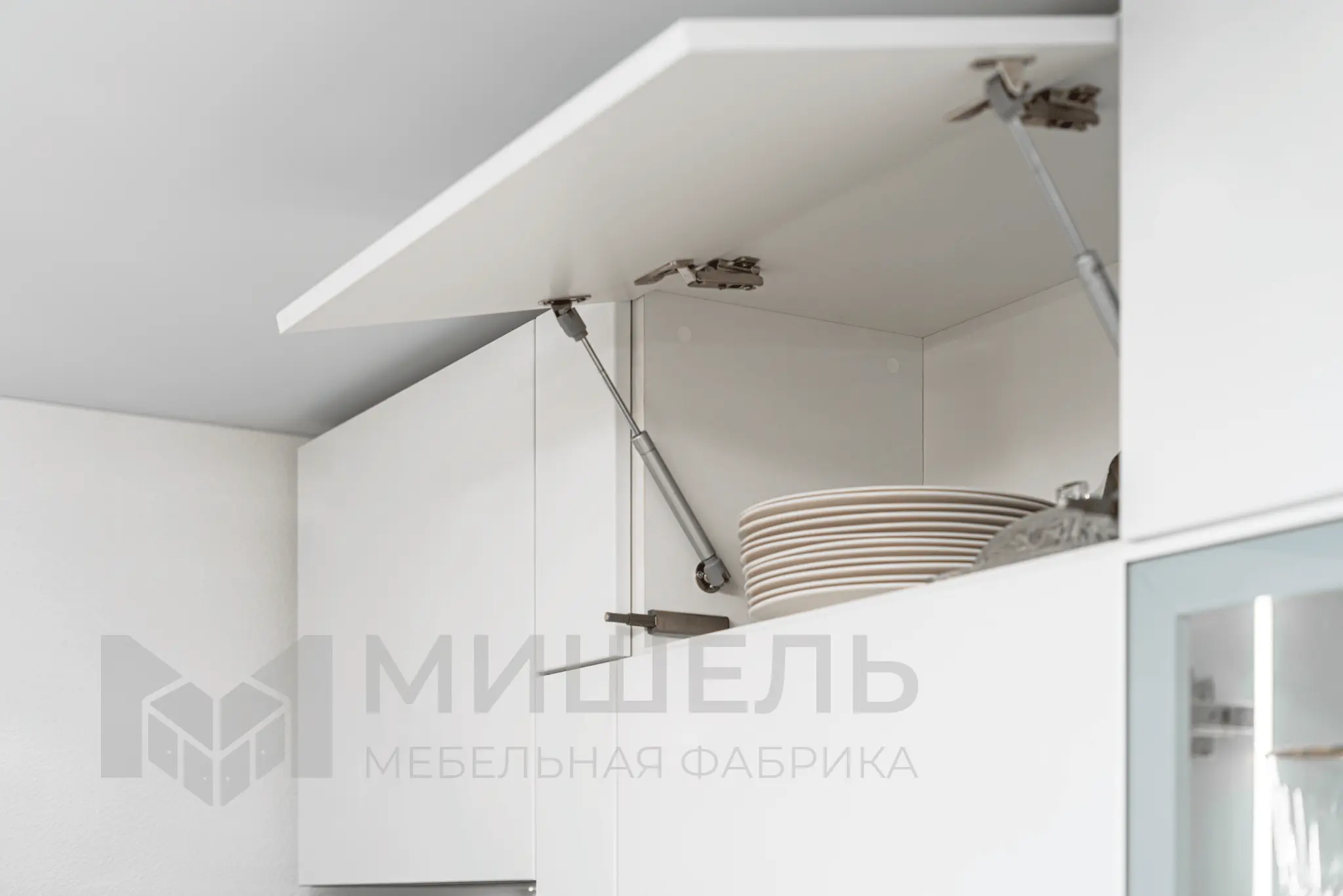 Дизайн кухни белой прямой с фартуком под камень