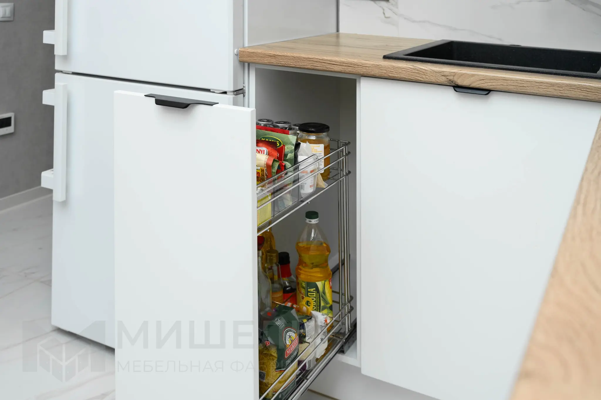 Дизайн кухни белой угловой с столешницей под дерево