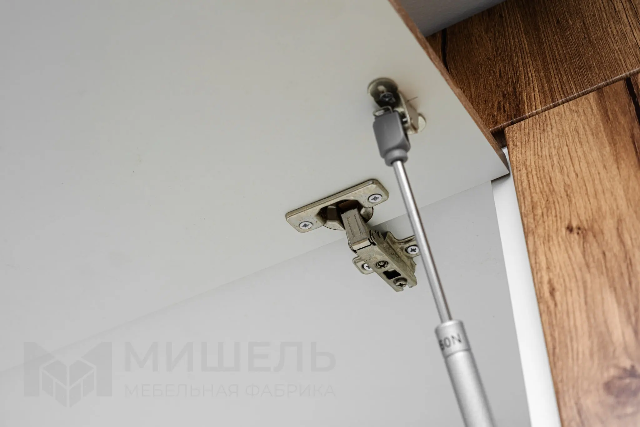 Дизайн кухни белой угловой с столешницей под камень