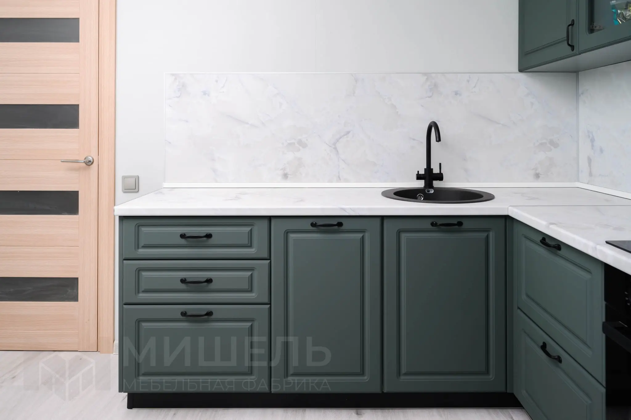 Дизайн кухни темно зеленой угловой с светлым фартуком