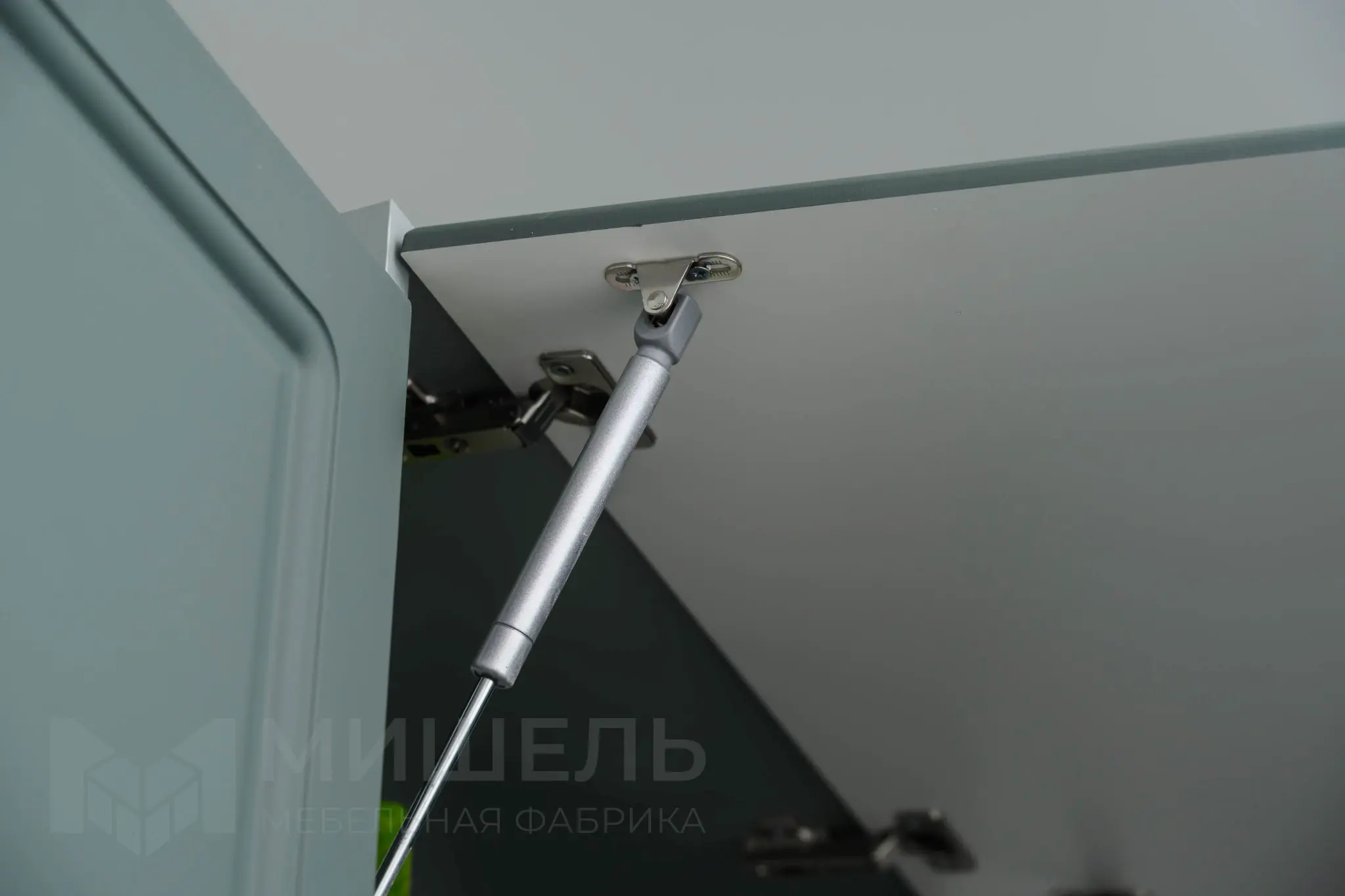 Дизайн кухни темно зеленой угловой с каменным фартуком