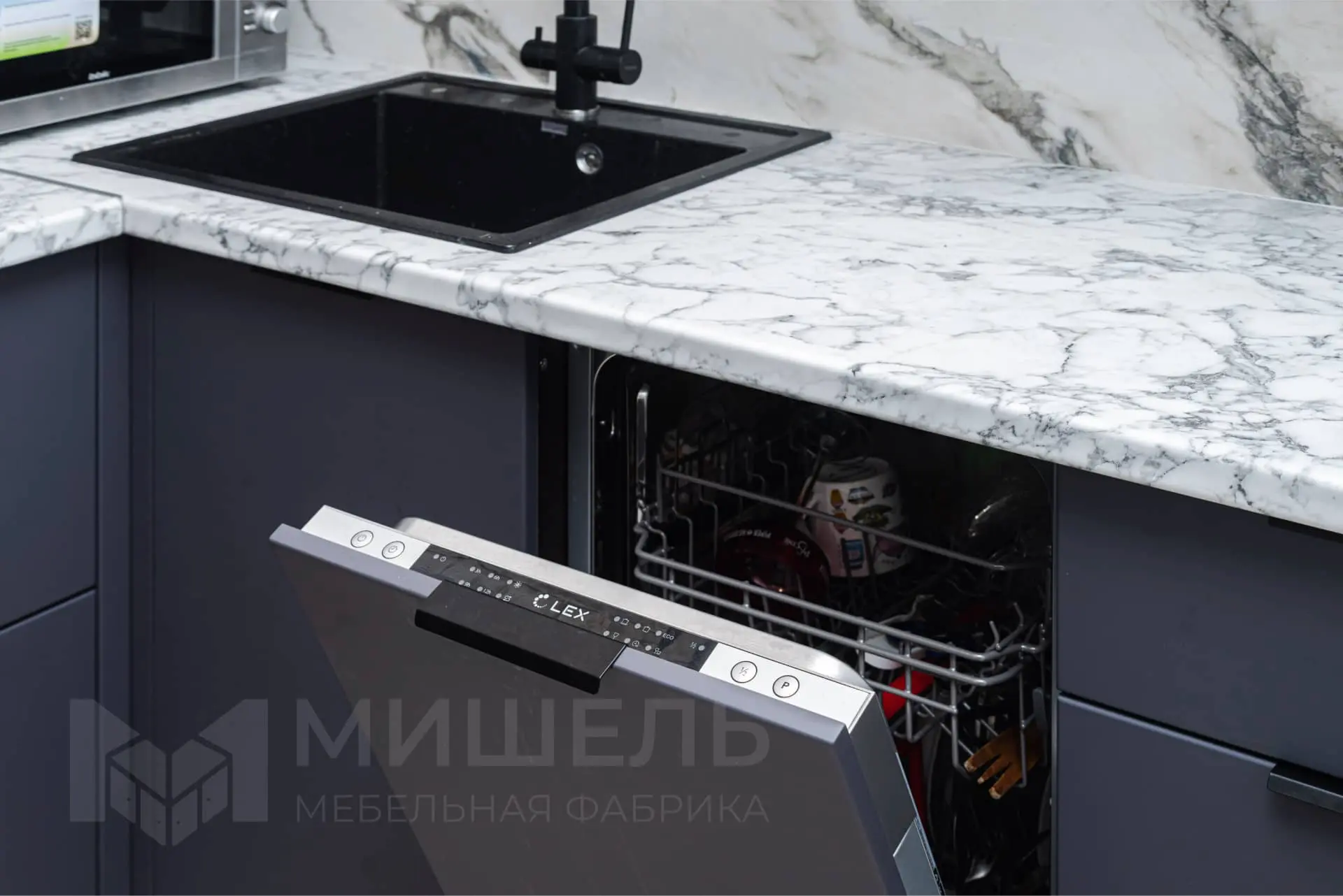 Дизайн кухни черно-белой угловой с мрамором