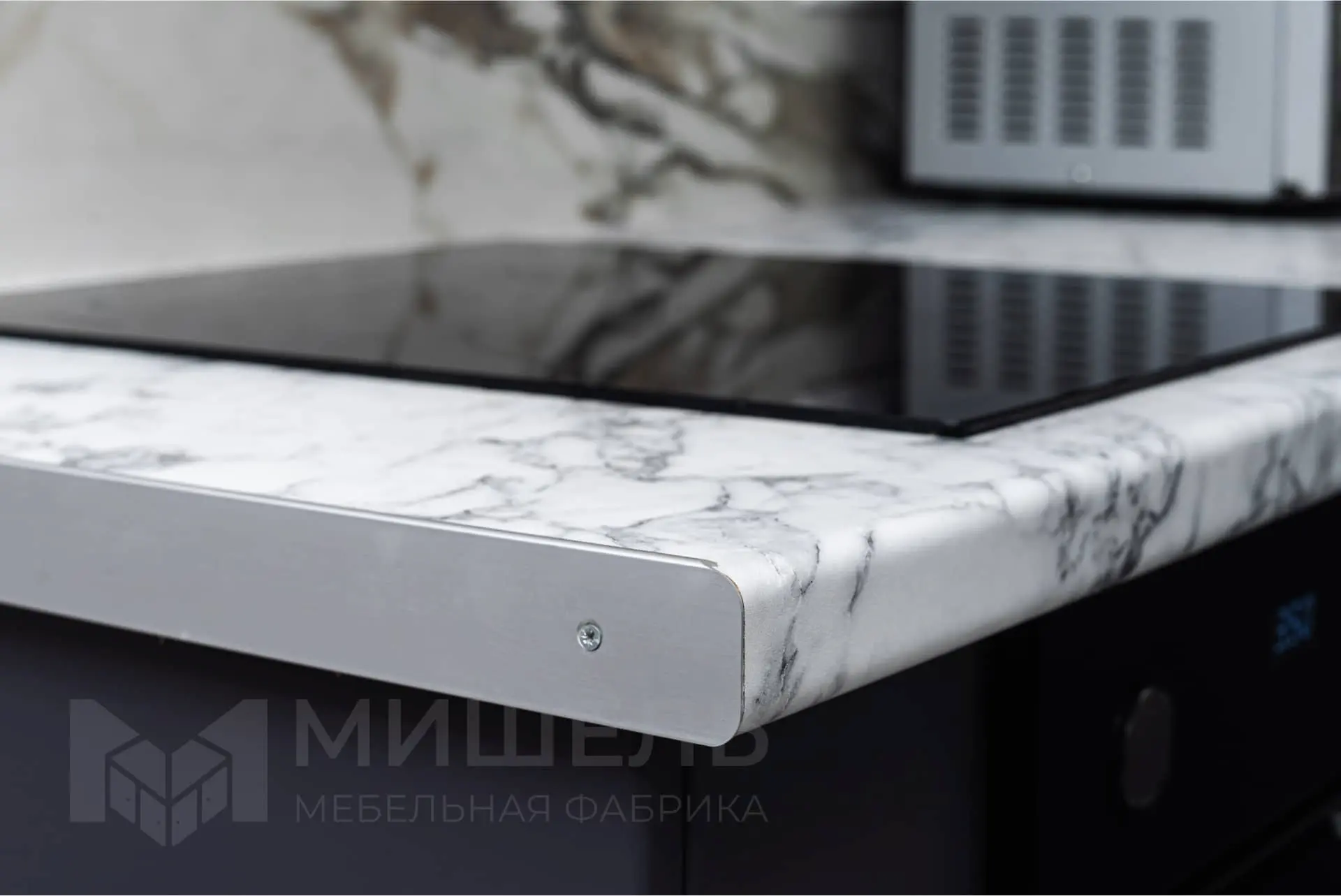 Дизайн кухни черно-белой угловой с мрамором