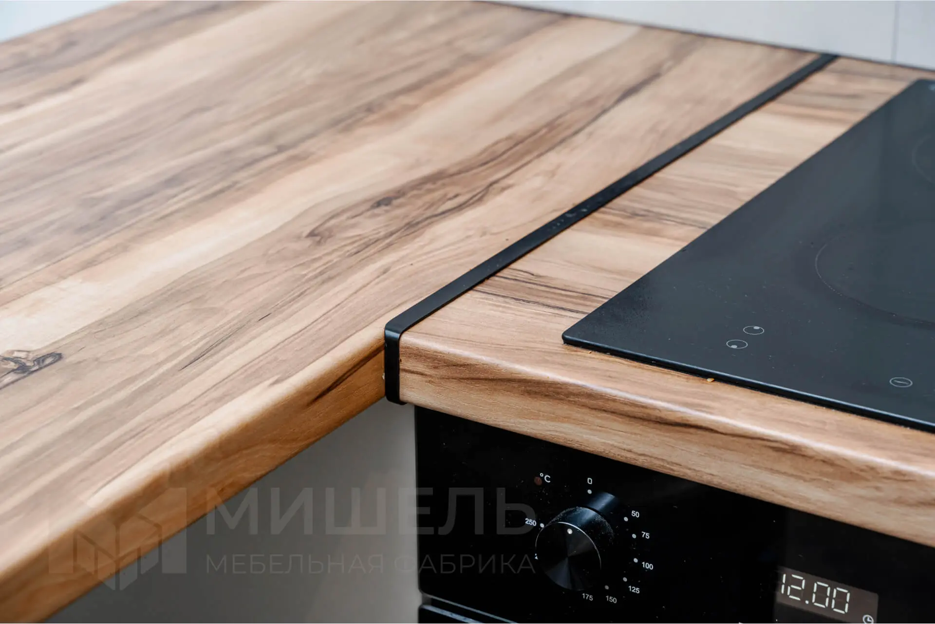 Дизайн кухни белой угловой с деревом